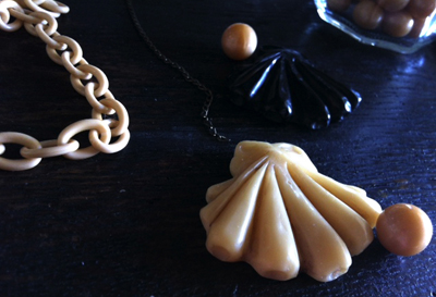 Lill's Jewelry Tokyo. by A Plastic Jewelry & Arty. | 1920's - 1930's - 1940's Vintage Style Shell motif Necklace.