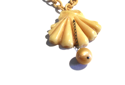 Lill's Jewelry Tokyo. by A Plastic Jewelry & Arty. | 1920's - 1930's - 1940's Vintage Style Shell motif Necklace.